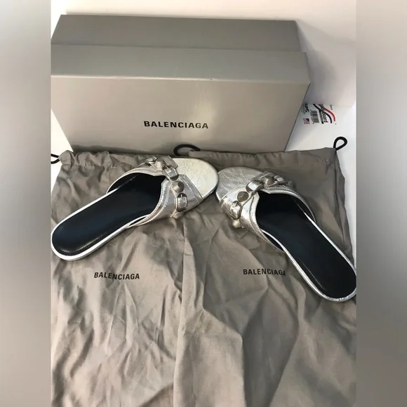 New Authentic BALENCIAGA
Cagole embellished metallic textured-leather sandals - Picture 10 of 15